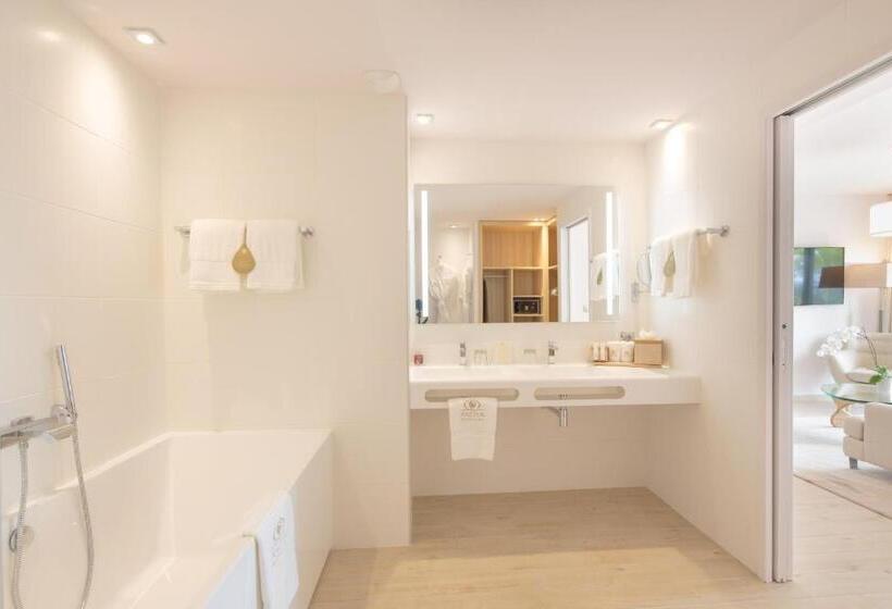 جناح مزود بجاكوزى, Akoya Hotel & Spa