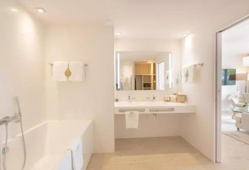 سوئیت با وان آب گرم, Akoya Hotel & Spa