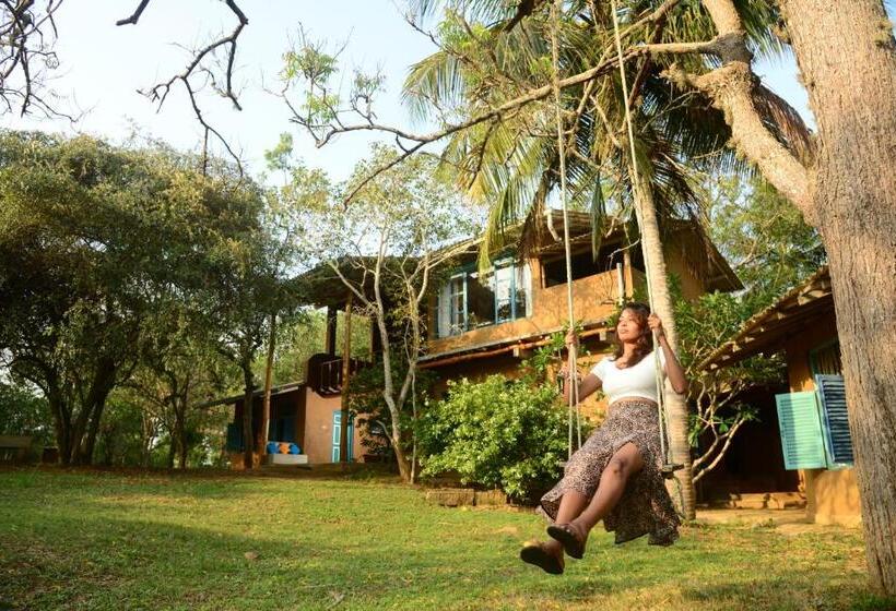 スタンダードバンガロー, Back Of Beyond   Wellness Retreat