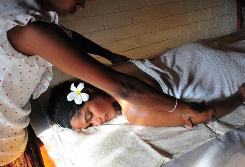 キャビン, Back Of Beyond   Wellness Retreat