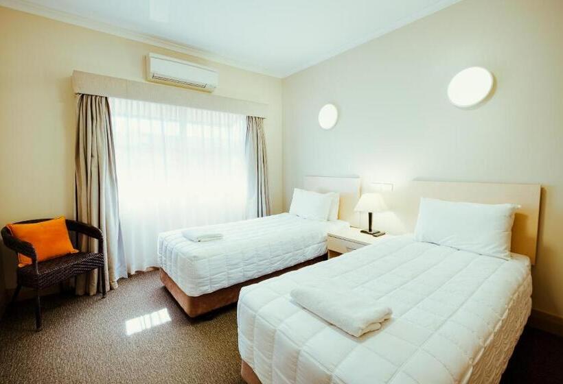 דירת שני חדרים, Club Motor Inn