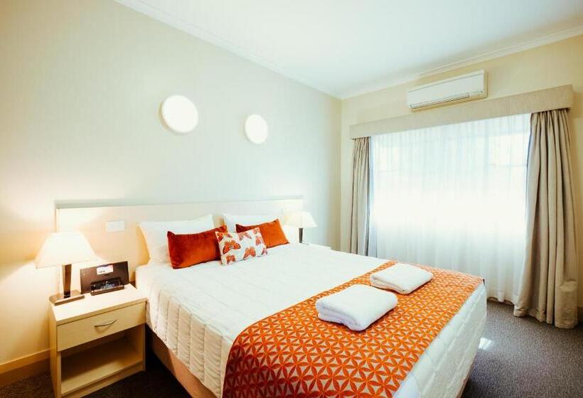 Семейный Номер, Club Motor Inn