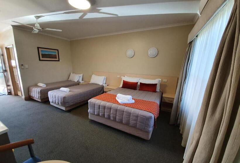 חדר משפחתי, Club Motor Inn