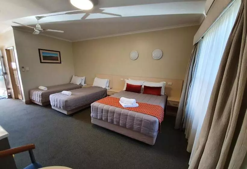 ファミリールーム, Club Motor Inn
