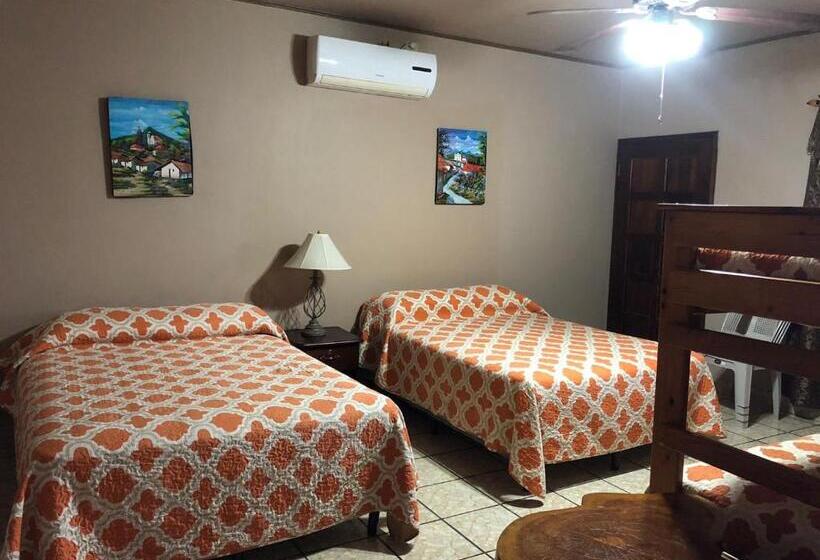 اتاق استاندارد چهارنفره با بالکن, La Escalinata