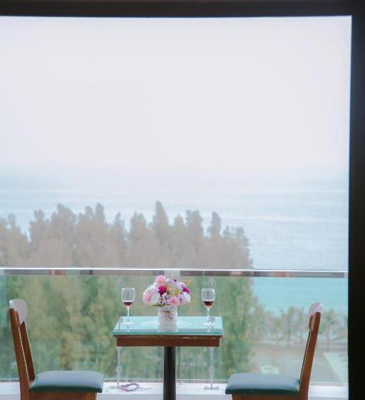 اتاق خانوادگی با چشمانداز دریا, Hai Tien Plaza