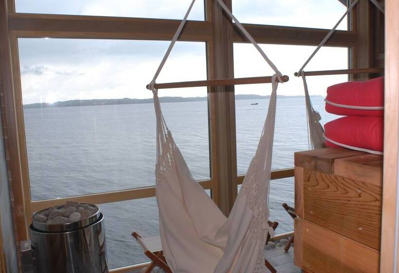 标准间带漩涡浴缸, Strandflickornas Husen Invid Havet