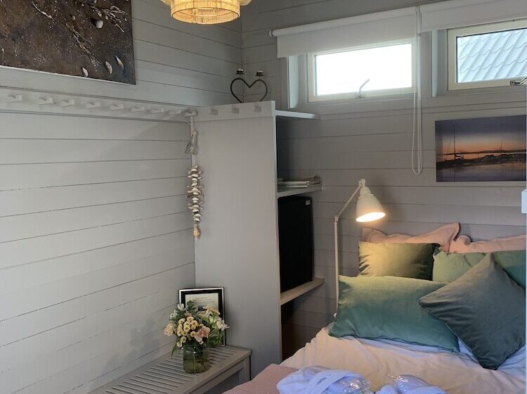 标准间带漩涡浴缸, Strandflickornas Husen Invid Havet