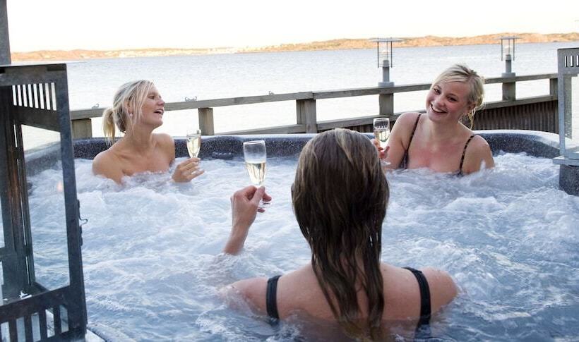 标准间带漩涡浴缸, Strandflickornas Husen Invid Havet