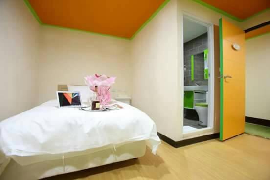 اتاق اکونومی, Clover House 自助式無人旅店