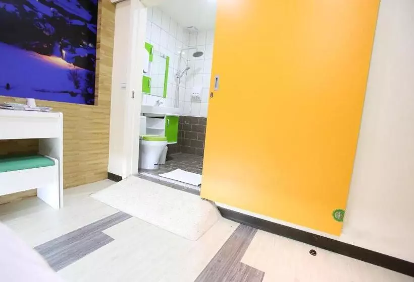 Economy Quadruple Room, Clover House 自助式無人旅店