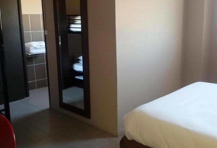 חדר משפחתי, Hôtel Le Floreal