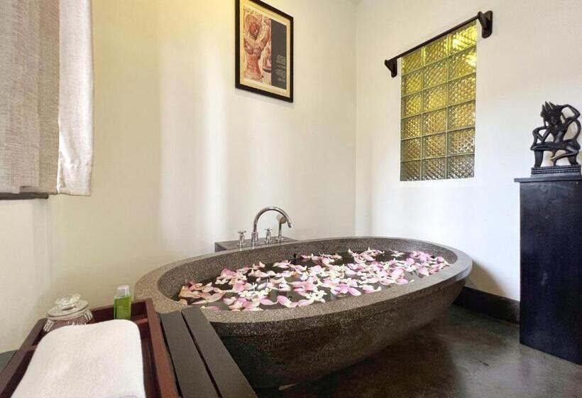 اتاق لوکس با چشم‌انداز استخر, The Bliss Angkor