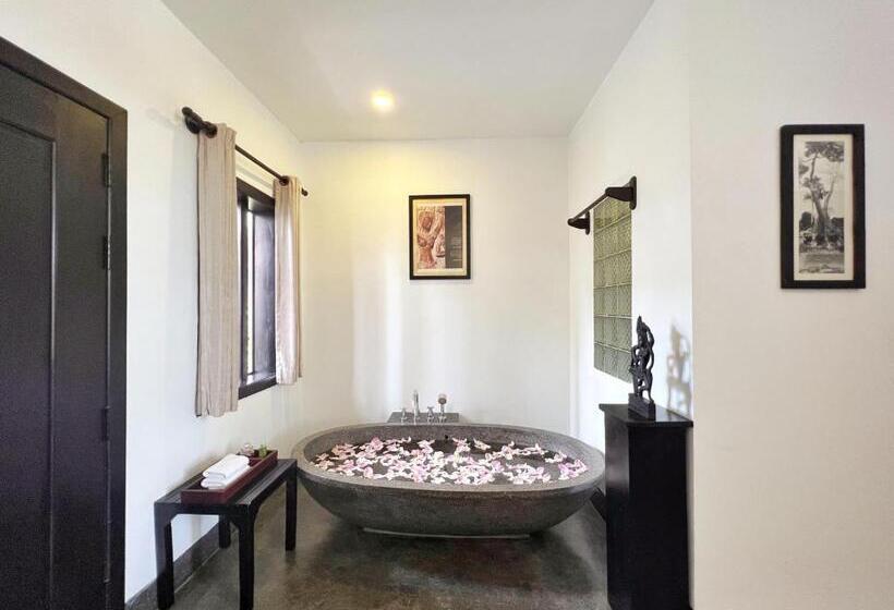 غرفة ديلوكس مطلة على حمام السباحة, The Bliss Angkor