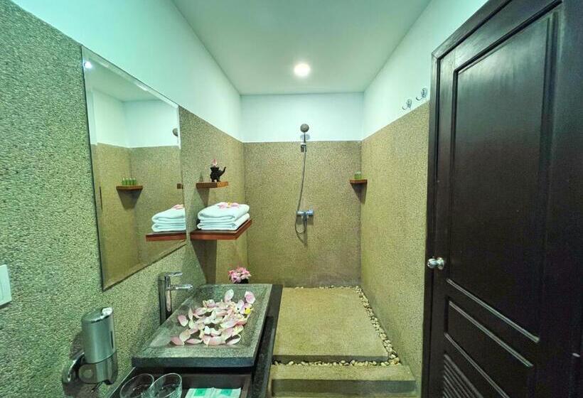 غرفة ديلوكس مطلة على حمام السباحة, The Bliss Angkor