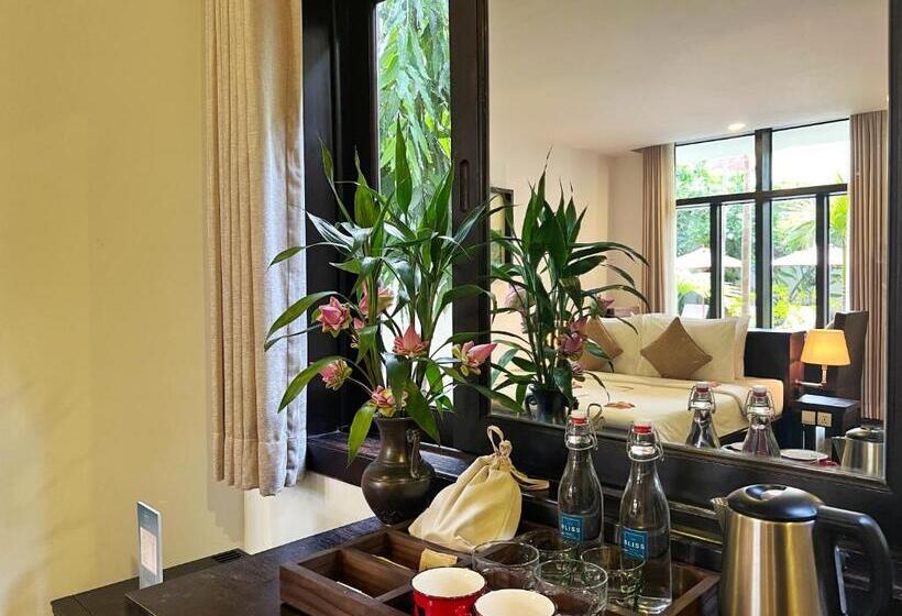 غرفة ديلوكس مطلة على حمام السباحة, The Bliss Angkor