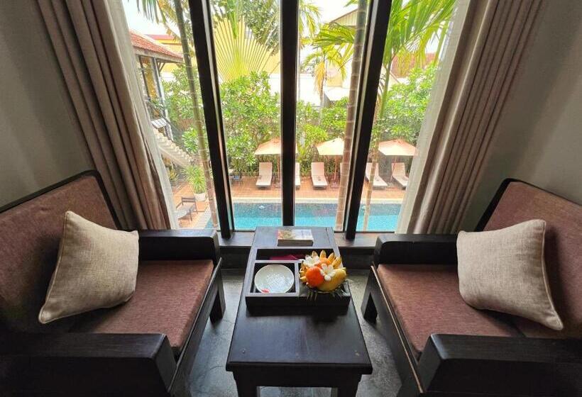 غرفة ديلوكس مطلة على حمام السباحة, The Bliss Angkor
