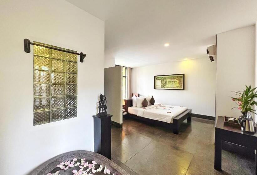 غرفة ديلوكس مطلة على حمام السباحة, The Bliss Angkor