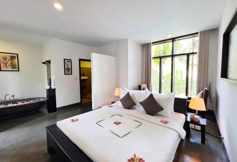 غرفة ديلوكس مطلة على حمام السباحة, The Bliss Angkor