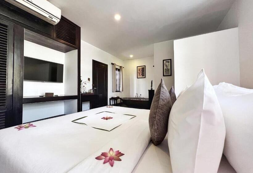 غرفة ديلوكس مطلة على حمام السباحة, The Bliss Angkor
