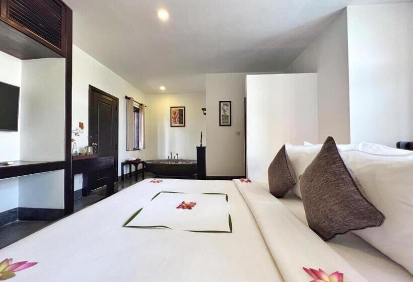 غرفة ديلوكس مطلة على حمام السباحة, The Bliss Angkor