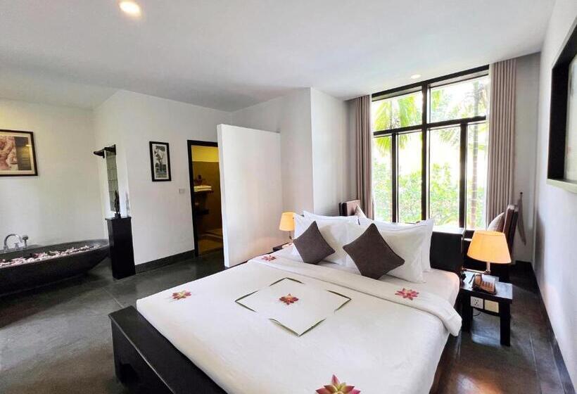 غرفة ديلوكس مطلة على حمام السباحة, The Bliss Angkor