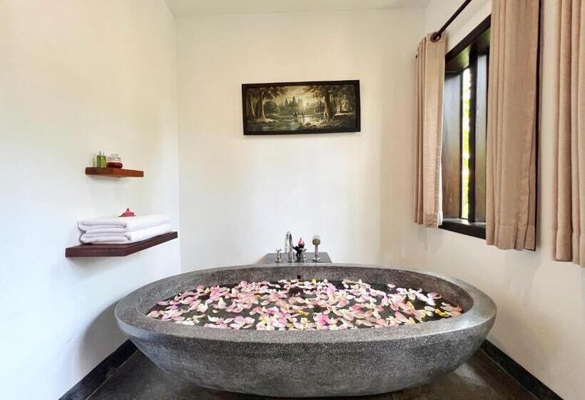 اتاق لوکس با چشم‌انداز استخر, The Bliss Angkor