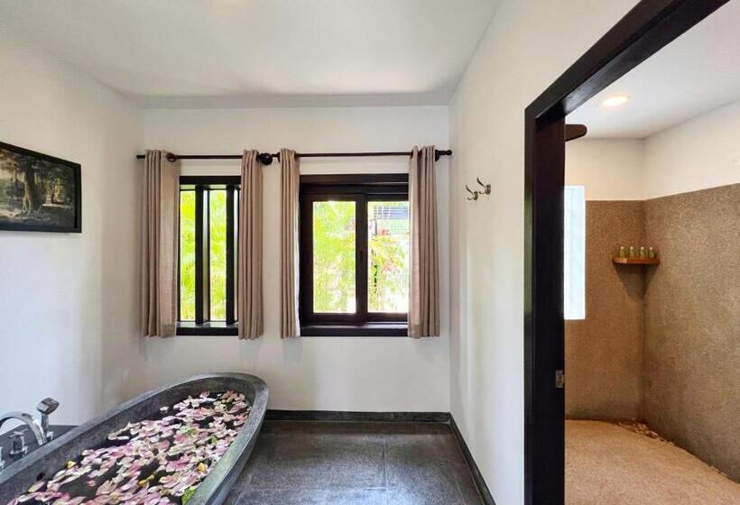 غرفة ديلوكس مطلة على حمام السباحة, The Bliss Angkor