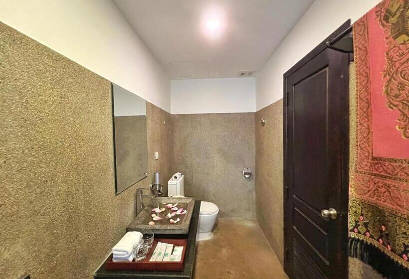 غرفة ديلوكس مطلة على حمام السباحة, The Bliss Angkor