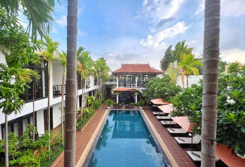 غرفة ديلوكس مطلة على حمام السباحة, The Bliss Angkor