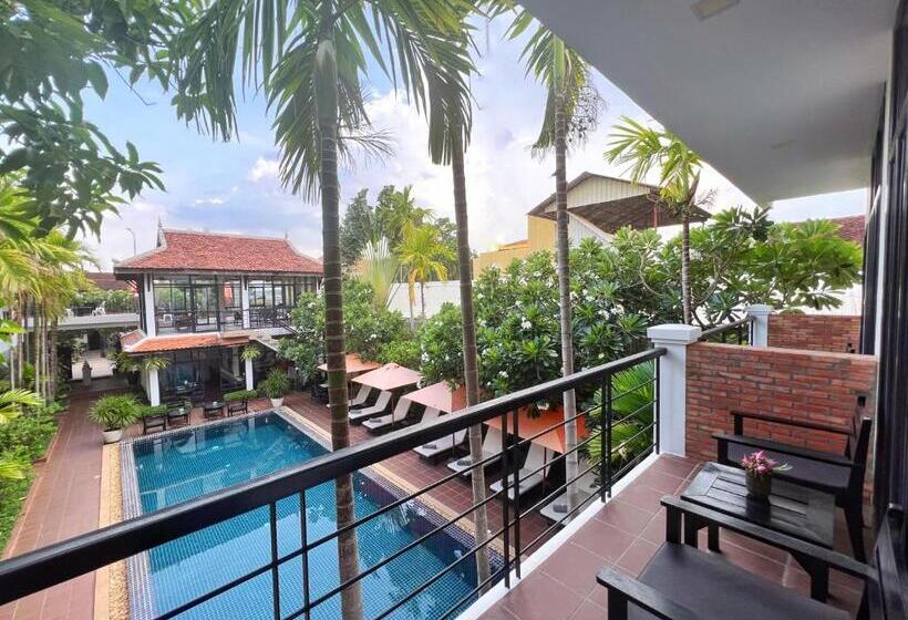 غرفة ديلوكس مطلة على حمام السباحة, The Bliss Angkor