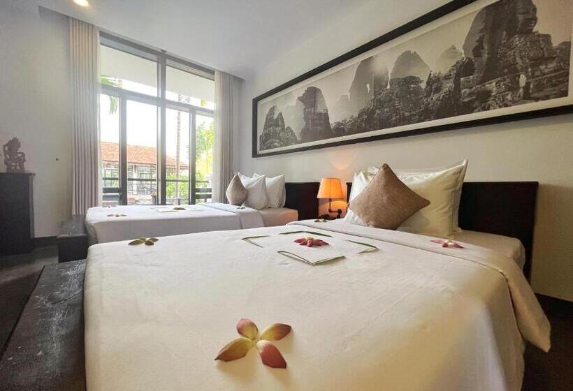 غرفة ديلوكس مطلة على حمام السباحة, The Bliss Angkor