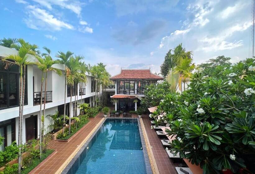 غرفة ديلوكس مطلة على حمام السباحة, The Bliss Angkor