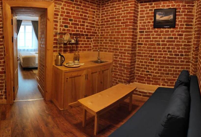 주니어 스위트, Maroseyka 2/15