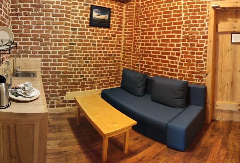 주니어 스위트, Maroseyka 2/15