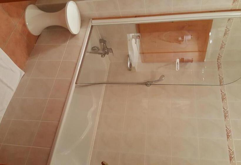 غرفة قياسية رباعية, Restaurant La Martiniere