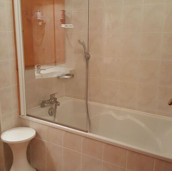 غرفة قياسية, Restaurant La Martiniere