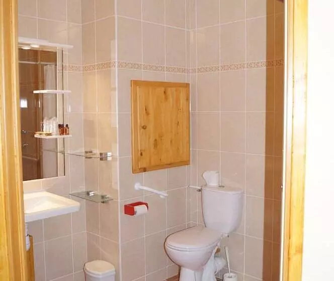 Standard Triple Room, Restaurant La Martiniere