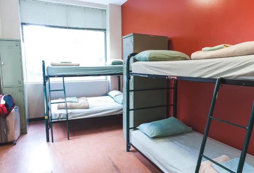 سرير فى غرفة مشتركة مزودة بحمام مشترك, Melbourne City Backpackers