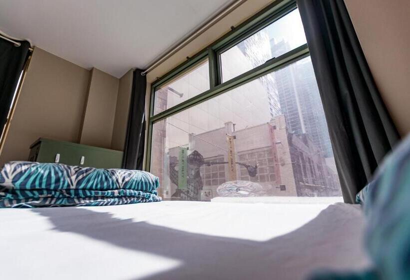 공용 욕실 구비 공동 객실 내의 침대, Melbourne City Backpackers