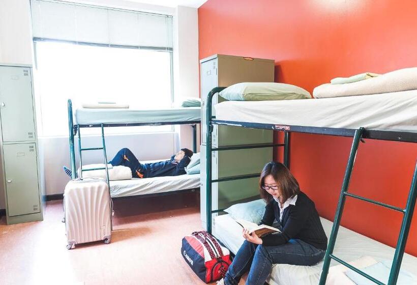 سرير فى غرفة مشتركة مزودة بحمام مشترك, Melbourne City Backpackers