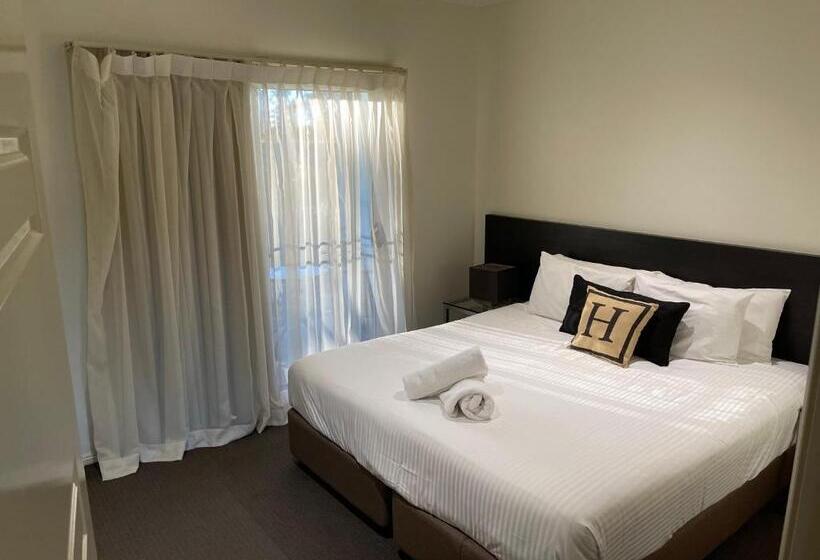 إستديو عائلى, H Boutique