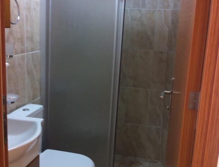 اتاق خانوادگی, Gorur Suite