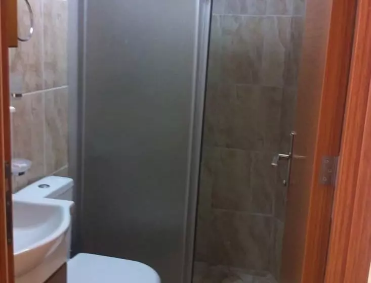 اتاق خانوادگی, Gorur Suite
