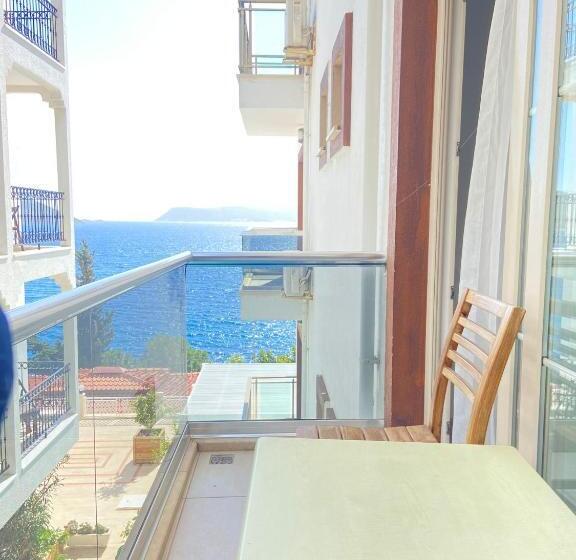 غرفة قياسية إطلالة جانبية علي البحر, Narr