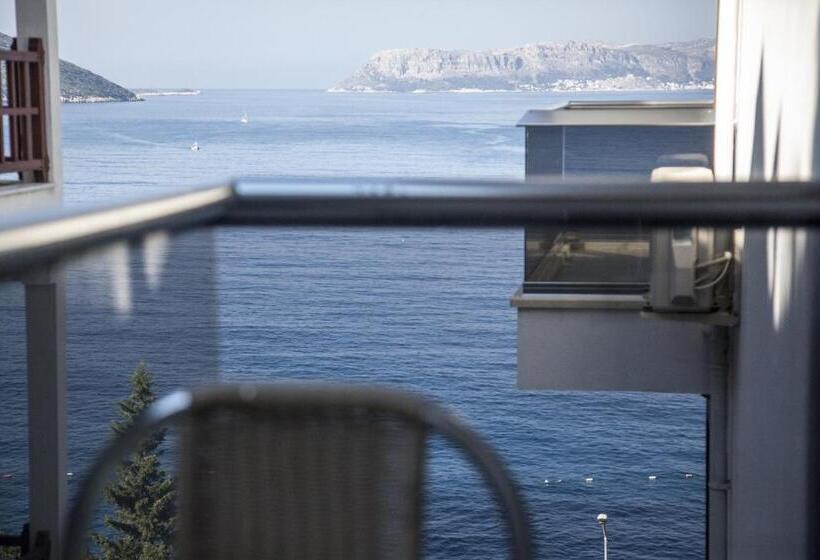 غرفة قياسية إطلالة جانبية علي البحر, Narr