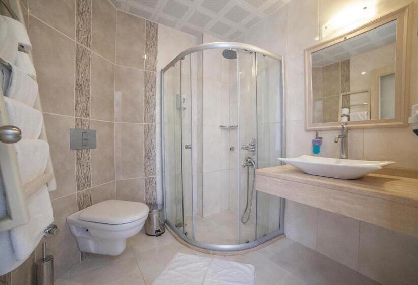 غرفة قياسية إطلالة جانبية علي البحر, Narr