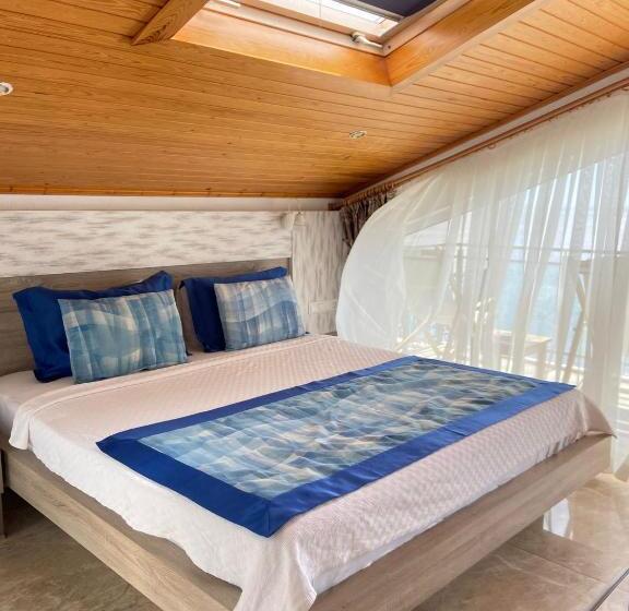 غرفة قياسية مزوَّدة بشُرفة, Narr