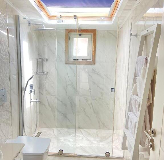 غرفة قياسية مزوَّدة بشُرفة, Narr