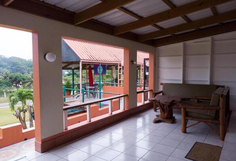 חדר סטנדרט לשלושה, Rumors Resort